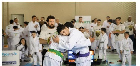 Jovens atletas de projetos sociais se abraçam antes da luta na Copa Futuro Suave RS de Jiu-Jitsu, no CETE-RS, em Porto Alegre